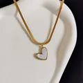 Elegante goldfarbene Schlangenkette mit einem marmorierten weißen herzförmigen Anhänger - Gold Unregelmäßiges Herz Stil / Gold