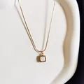 Elegante goldene Titahstahls Halskette mit minimalistischem quadratischem weißen Anhänger - Goldener Quadratischer Stil / Gold