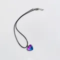 Minimalistische Kette mit buntem Herzanhänger und stilvollem schwarzem Kordelband-Design - Herz / Lila-Blau-Verlauf
