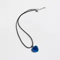 Elegante minimalistische Halskette mit schwarzer Kordel und blauem Herzanhänger. - Herz / Blau