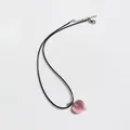 Collana minimalista in cordoncino nero con pendente a cuore rosa traslucido - Cuore / Rosa Ciliegia