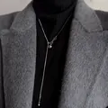 Dettaglio di una collana a catena di serpente a forma di Y regolabile in argento su lupetto nero - Catena di Perline Nere Regolabile con Sfera in Acciaio