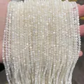 Dettaglio macro di perle tonde in madreperla bianca naturale con lucentezza iridescente - Madreperla Bianca Naturale