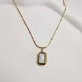 Elegante goldbeschichtete Edelstahlkette mit rechteckigem Muschel-Inlay-Anhänger. - Goldener Rechteckiger Stil / Gold