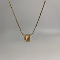 Halskette aus goldfarbenem Edelstahl mit Zylindernanhänger und feiner Perlenkette - Gold Strass Würfel Stil / Gold