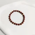 Elegant gepunktetes zinnoberrot Perlenarmband für Damen mit goldfarbenen Zwischenstücken - Gemischter Perlenstil