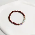 Rotes Zinnober-Perlenarmband im Vintage-Stil für Damen mit gemusterten Dekosteinen - Shoushan-Steinperlenstil