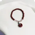 Handgefertigtes rotes Zinnober-Perlenarmband mit Ping An Kou Donut-Anhänger für Damen - Ping'an Schnallenstil