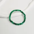 Dettaglio bracciale con perle di agata verde naturale da 6mm su vassoio bianco. - Verde erba