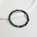 Nahaufnahme eines 6mm Natursteinperlen-Armbands in Blau auf weißem Hintergrund - Dunkelblau