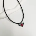 Dunkle gotische schwarze Perlenkette mit einem Anhänger aus rotem Herz und Flügeln - Geflügeltes Herz (XL2075) / 40+5cm / Schwarz