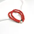 Exquisites rotes Zinnober-Perlenarmband in Doppelring-Optik mit weißer Mantra-Perle - Grünes Perlen-Design (5665728761863) / Rot