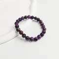 Nahaufnahme von lila Amethyst-Kristallperlen mit glatter Politur und natürlicher Textur. - 8mm Traubenviolett