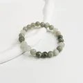 Detaillierte Nahaufnahme von 8mm graugrünen Achatperlen elastisches Armband-Schmuck - 8mm Hellgraugrün