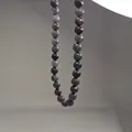 Primo piano di perle in pietra naturale sfaccettate su una collana in nuovo stile cinese - Catena di Perline Talpa / 40+5cm