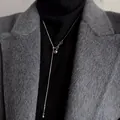 Minimalistische verstellbare silberne Pulloverkette für die Wintergarderobe von Damen - Verstellbare Schwarze Perlenkette mit Stahlkugel