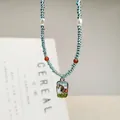Nahaufnahme der handgefertigten blauen Perlenkette mit Perlen und Pferdeanhänger - Silbernes Pferd Anhänger Stil / 45+5cm / Blau