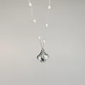Dettaglio di collana vintage argento con ciondolo a quadrifoglio, perla e cristallo - Stile Quadrifoglio / Catena a Scatola 45+5cm / Fiore Foglie Blu (45+5)cm