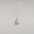 Dettaglio della collana retrò con fiore dipinto a olio e accenti di perle - Stile Pendente Rosa Ovale / Catena a Scatola 45+5cm / Rosa Ovale (45+5)cm