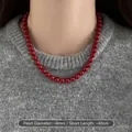 Elegante rote Vintage-Perlenkette mit 8mm Perlen und 40cm Länge auf grauem Pullover - 8mm / 40CM / Ancorra Rot