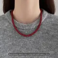 Vintage rote Perlenkette mit 6mm Perlen und 45cm Länge getragen auf grauem Pullover - 6mm / 45cm / Ancorra Rot