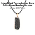 Ciondolo in pietra grezza di tormalina nera naturale con bordo dorato su cordino nero - Collana Tormalina Nera Naturale Bordo Dorato