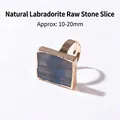 Verstellbarer Ring aus natürlichem Labradorit-Rohstein mit elegant vergoldetem Rand - Natürliche Labradorit-Scheibe (Goldrand) / 10-20 mm / Graublau