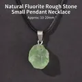Pendaglio in pietra grezza di fluorite verde naturale su cordoncino nero dal design minimalista - Collana in Fluorite Naturale Grezza