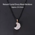 Collier pendentif lune en cristal blanc naturel druzy avec bordure dorée élégante - Amas de Cristal Blanc Naturel (Forme de Lune)