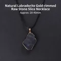 Collier avec pendentif en pierre de labradorite naturelle irrégulière, bord doré et cordon - Style Tranche de Pierre Brute de Labradorite Naturelle Bordure Dorée