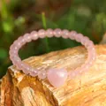 Elegantes Armband aus natürlichen Rosenquarzperlen mit einem hübschen Herzmittelstein - Herz Rosenquarz Armband / Rosenquarz