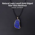 Collier avec pendentif en pierre brute de lapis-lazuli naturel et bordure dorée - Style Tranche de Pierre Brute de Lapis-lazuli Naturel Bordure Dorée