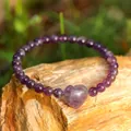 Natürliches lila Amethyst-Perlenarmband mit einem polierten Herzstein in der Mitte - Herz Amethyst Armband / Amethyst