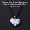 Collier pendentif en pierre bleue naturelle en forme de cœur avec bordure dorée - Tranche de Pierre Brute de Cyanite Naturelle en Cœur