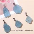 Lot de cinq pendentifs en pierre bleue naturelle brute avec attaches argentées, 10-20 mm - Pendentif en Aigue-Marine Brute / Bleu Clair/Argent