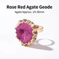Goudvergulde open ring met natuurlijke rozerode agaatgeode en ruwe kristaltextuur - Rozerode Agaat Geode