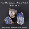 Pendentif artisanal en lapis-lazuli brut avec bordure dorée élégante, 2-4 cm env. - Pendentif en Lapis-Lazuli Naturel Bordé d'Or / Bleu foncé