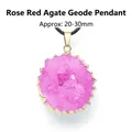 Pendentif en tranche de géode d'agate rose rouge naturelle, bordure dorée, 20-30 mm - Pendentif Géode / Agate Rose Rouge