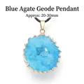 Pendentif géode en agate bleue avec cristaux naturels et bordure dorée festonnée - Pendentif Géode / Agate Bleue