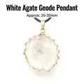 Pendentif géode en agate blanche avec bord doré et cordon noir, taille 20-30mm - Pendentif Géode / Agate Blanche