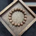 Bracciale tradizionale con perle d'incenso alle erbe su vassoio di legno scuro - 8mm / Dodici Medicine Essenziali - Caffè Chiaro
