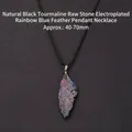 Collier pendentif plume arc-en-ciel galvanisé naturel avec cordon noir, 40-70mm. - Tourmaline Noire Naturelle Électroplaquée Plume Bleu Arc-en-ciel