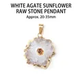 Pendentif fleur de soleil en agate blanche irrégulière avec bordure dorée et cordon. - Pendentif Pierre Brute Fleur de Soleil / Agate Blanche