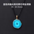Pendentif en pierre brute d'aigue-marine bleue avec bord doré et cordon de cire noir - Tournesol Bleu