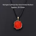 Pendentif fleur en agate rouge naturelle avec bordure dorée et cordon noir. - Rouge Tournesol