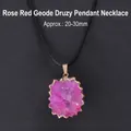 Collier pendentif géode d'agate rose rouge naturelle avec bordure dorée et cordon noir - Géode d'agate / Rose rouge