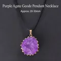 Pendentif géode d'agate violette avec bord doré sur cordon noir - Géode d'agate / Violet