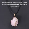 Pendentif en quartz rose naturel avec bordure dorée sur un cordon en cire noire - Style Pierre Brute de Quartz Rose Naturel Bordure Dorée