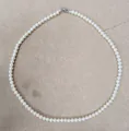 Elegante runde weiße Perlenkette mit metallischem Karabinerverschluss - Natürlicher Weißer Süßwasserperlen-Stil / Karabinerverschluss (4mm/40.3cm)