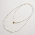 Elegante lange Halskette aus weißen Naturperlen mit goldenem Knebelverschluss für Damen - Doppellagiger Natürlicher Weißer Süßwasserperlen-Stil / Edelstahlkette (3-8mm/94cm)